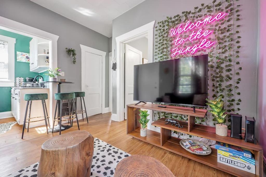 Jungle Themed Apt. Close To Coffee, Food + Shops! แทมปา ภายนอก รูปภาพ