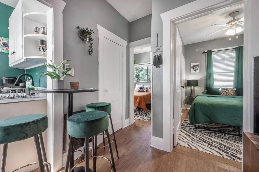 Jungle Themed Apt. Close To Coffee, Food + Shops! แทมปา ภายนอก รูปภาพ